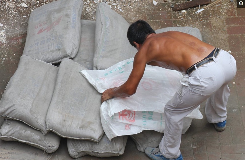 工地上农民工40度高温的真实生活,高温天气打工人的日常生活