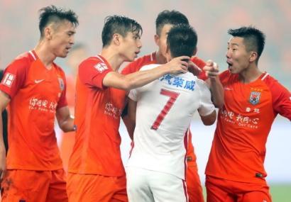 自己称王？武磊无视球德被队友无视对手掐脖理论