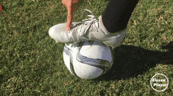 足球实战技巧长传球的练习秘诀,新手必学足球简单的过人技巧