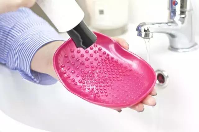 长期不清洗的化妆刷爆痘,化妆刷不干净会长痘吗