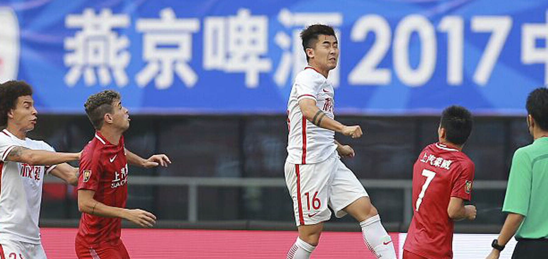 主裁艾堃的数次判罚引发赛后争议,津媒批评中超艾堃