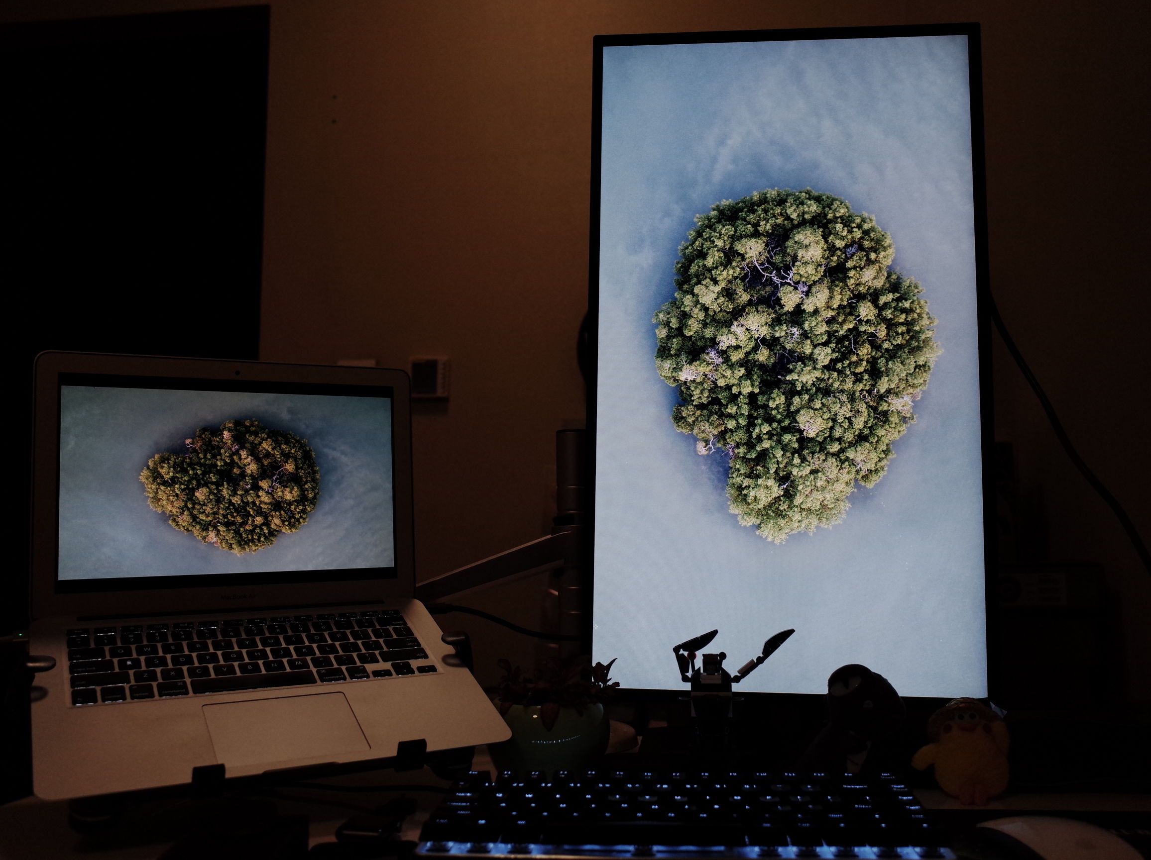 当笔记本*党**一直以为mac就是机制的时候，一定是忽略了显示器还有这样一种打开方式，外挂显示器的完整体验