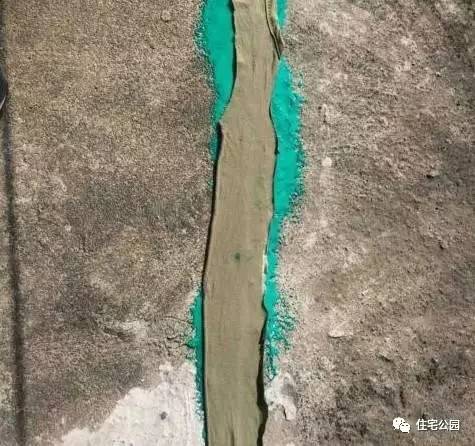 房顶漏水可以铺瓷砖补救吗,房顶漏水从里面补