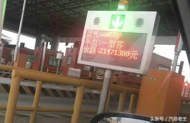 天上下着蒙蒙小雨,这宝马敞篷车挺有个性,披着1张破塑料纸就上路了