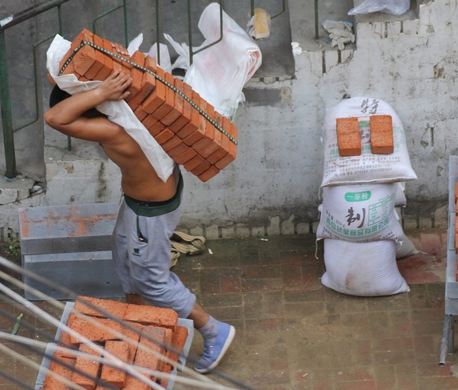 工地上农民工40度高温的真实生活,高温天气打工人的日常生活