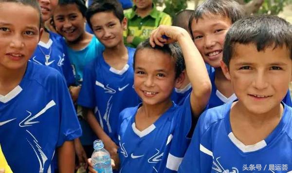 这里像巴西这里是额敏这里有个一球成名孩子叫叶尔凡