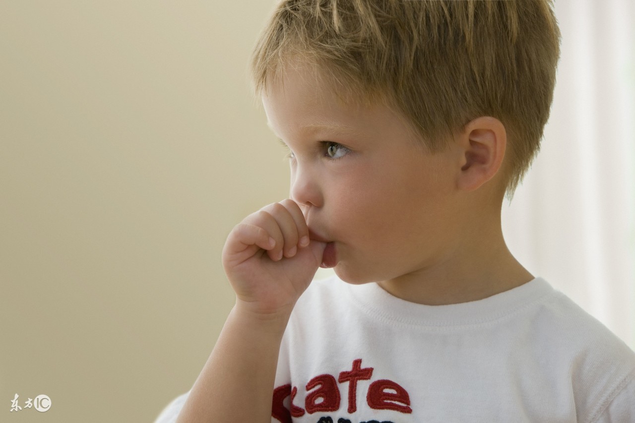 小孩喜欢咬手怎么劝他,孩子喜欢咬指头怎么办