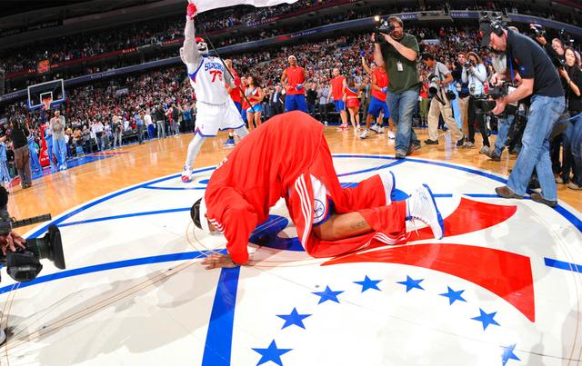 詹姆斯湖人时期让人心酸瞬间,nba詹姆斯那些感人的瞬间