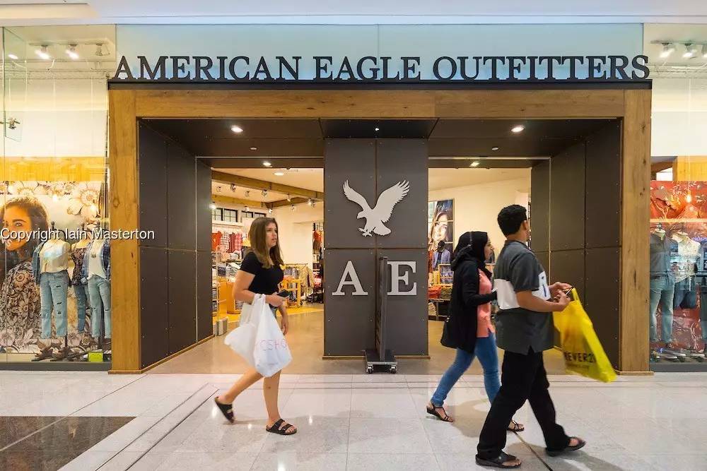 卡宾销售大跌24%；UN关闭英*旗国**舰店；JuicyCouture换创意总监；天猫奢侈品APP上线