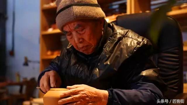 13岁技艺成熟今耄耋之年仍在探索连赝品都炒到几十万