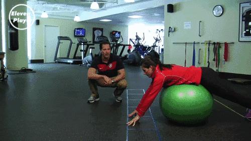 足球运动员保护膝盖的锻炼方法,足球训练如何保护膝盖