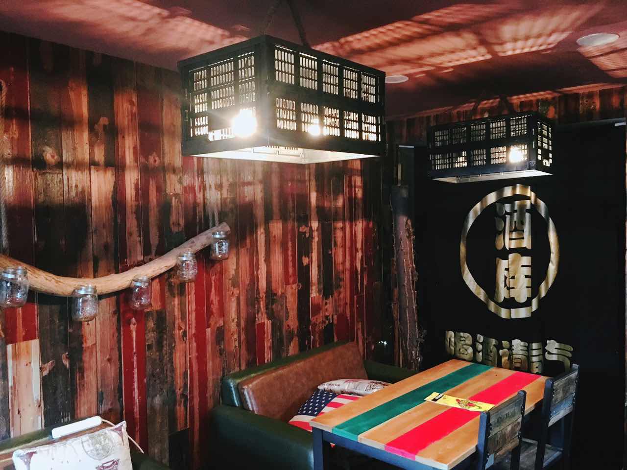 脚步丈量风情,在北京胡同里遇见嘻嘻辣串儿啤—嘻嘻辣东直门店记