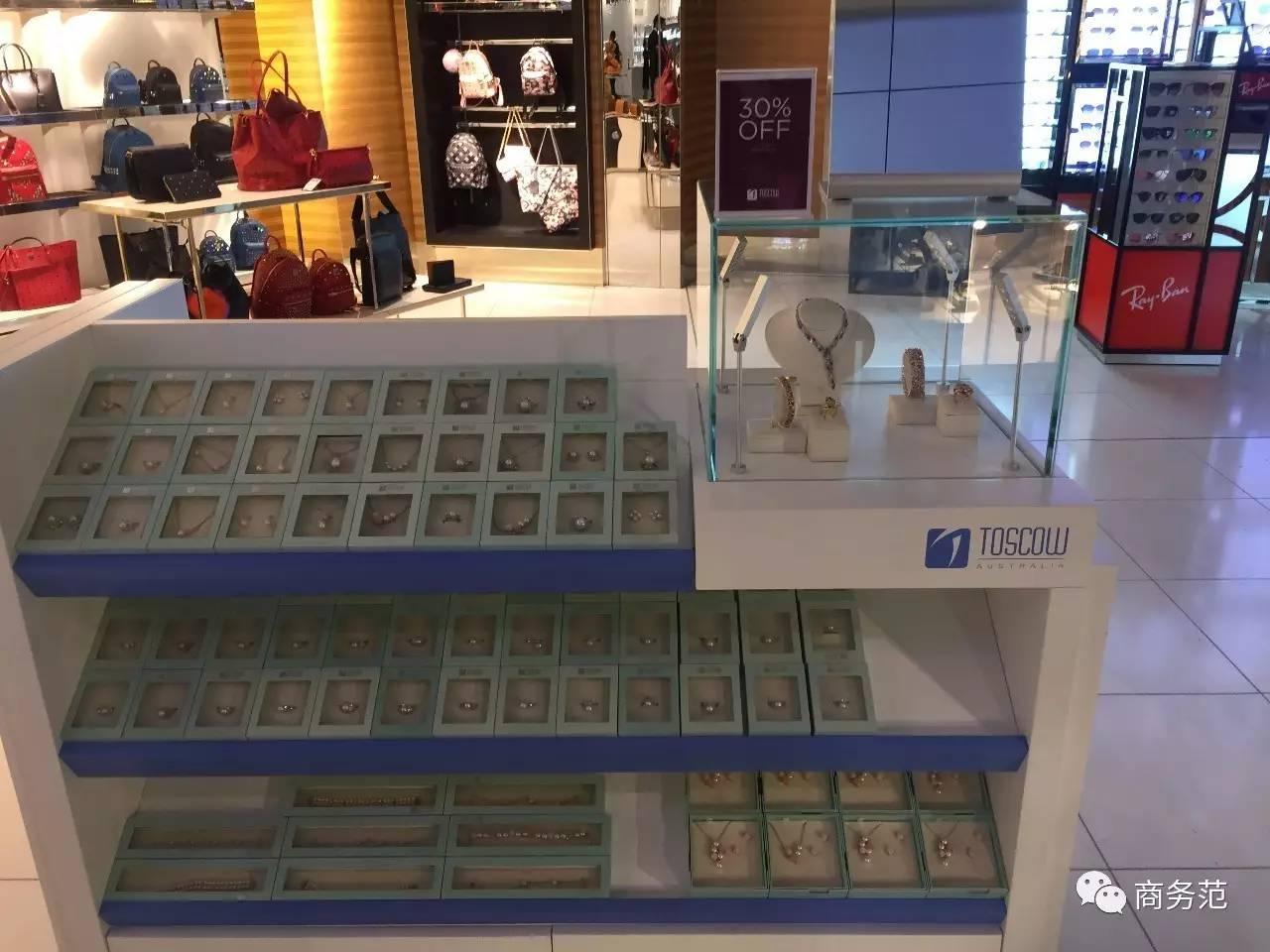 这个免税店大牌彩妆65折，手表买一送一，我可能逛了假机场