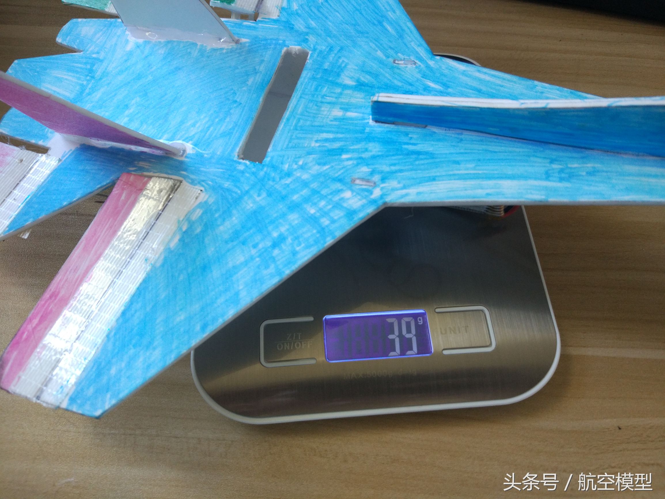 自制遥控小飞机只要一个小马达,自制一架小飞机