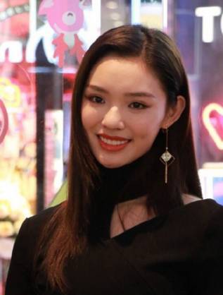 十几岁为贴补家用上节目当模特,脸被当成画盘的林允满脸不情愿~