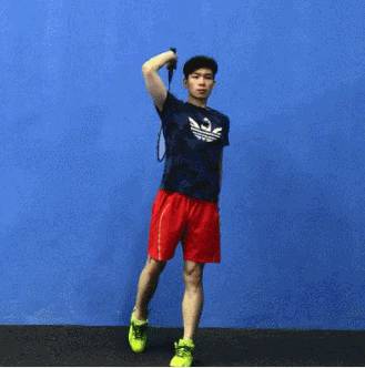 羽毛球高远球发力怎么变得轻松,羽毛球如何正确发力打高远球