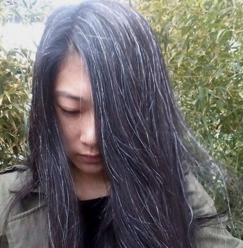 33岁女性突然长了些白发是为什么,女性三十多岁白头发越来越多