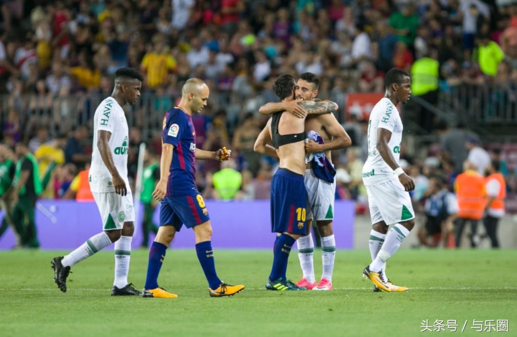 造3球!空难幸存球员痛哭梅西送拥抱,巴萨5-0沙佩科捧杯