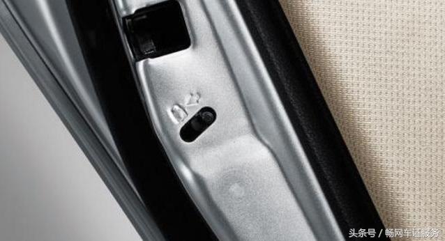 挡风玻璃有好多小亮点,挡风玻璃小黑点能贴东西吗图片