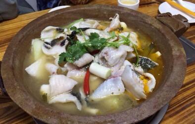 自助石锅鱼主打经济实惠,喜爷稻田蛙石锅鱼自助