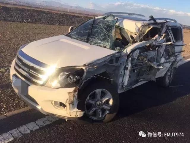 高速上两车相撞后又被一车撞了,高速撞飞两路人