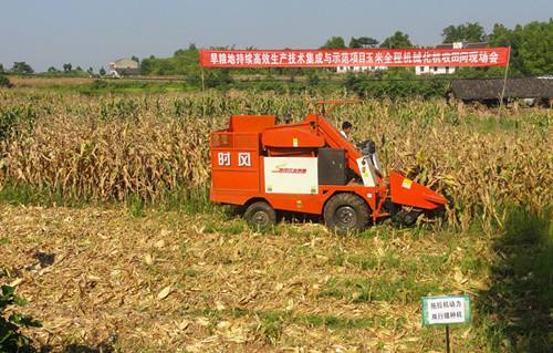 中型玉米收获机最新款价格,平原玉米脱粒机