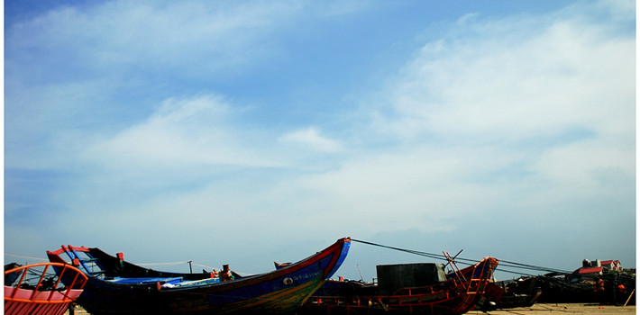 外国小哥脚上的水泡被踩烂,外国小哥下河洗脚摔进去了