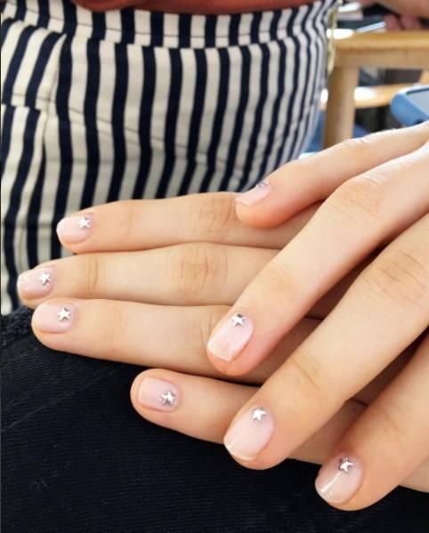 美甲饰品掉色了怎么办,美甲上的珍珠饰品掉色了怎么办