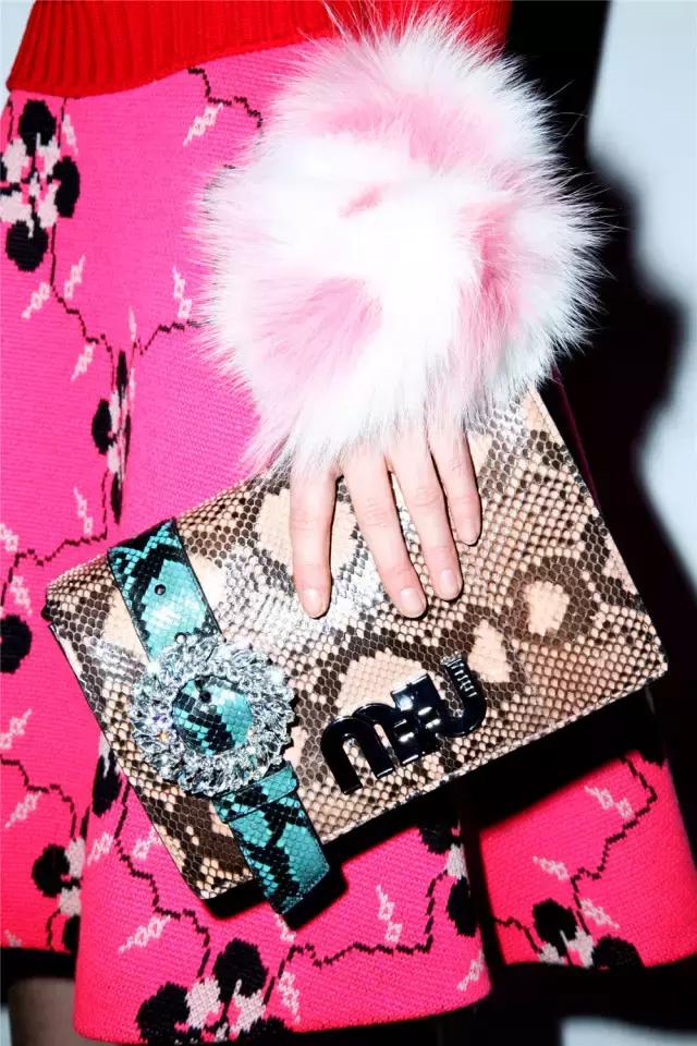 prada春夏信封包,prada三合一包包七夕