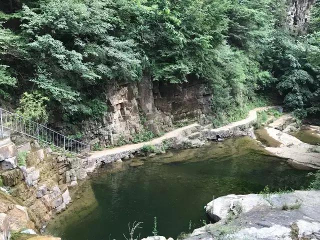 距京160公里,山水面积达5km²,双泉汇流誉为“十里画廊”