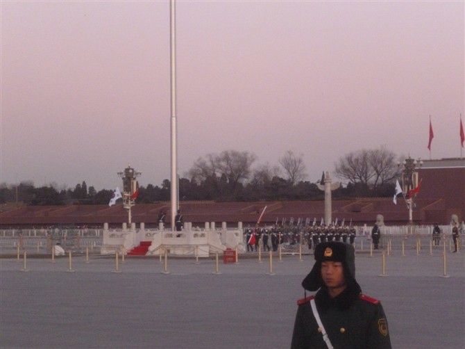 冬天的寒夜里，我们从北京西站走到*安门天**看升*旗国**