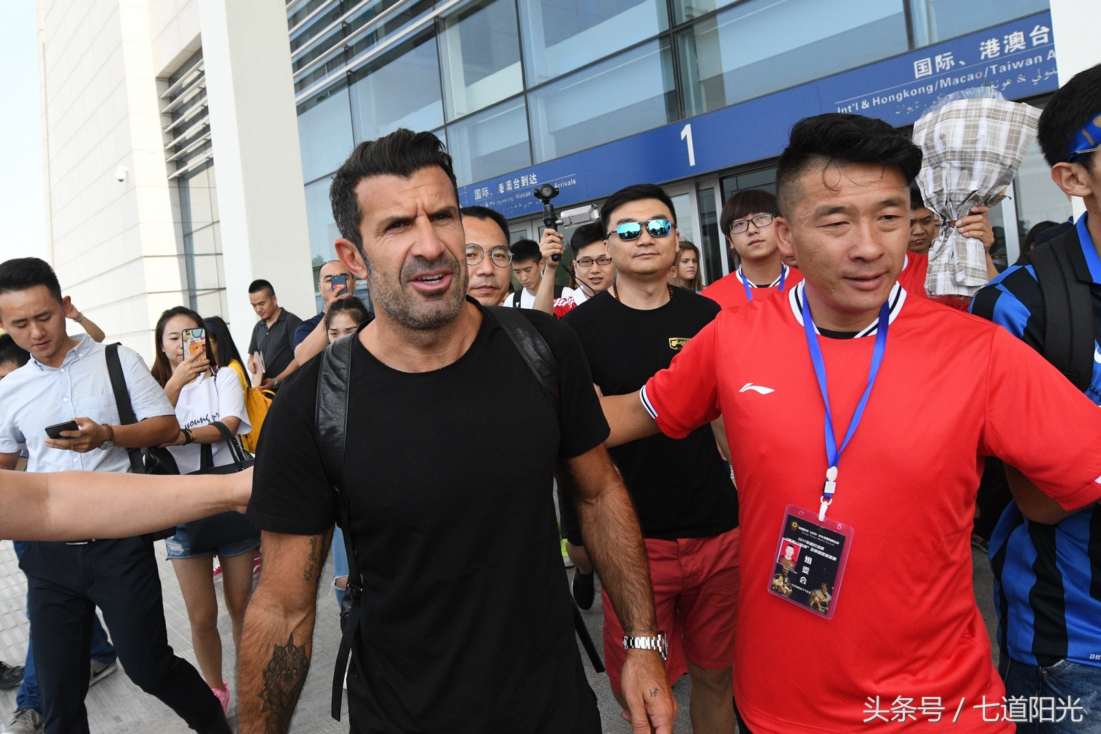 世界足球先生菲戈参加跑男,世界足球先生菲戈接受新华社采访