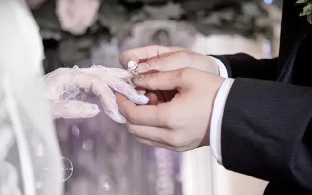 戒指戴在哪个手指有讲究吗,戒指戴在哪个手指上面有讲究吗