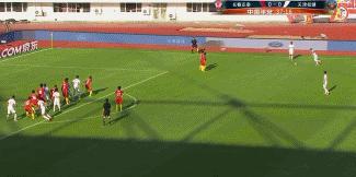 史上最全足球场门将失误搞笑合集,最惨门将失误集锦