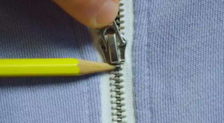 衣服拉链拉不上了怎么办,衣服拉链拉不住了怎么拉顺畅