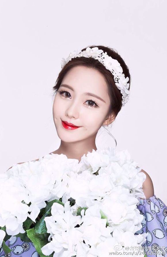 严智恩红裙,严智恩奢侈代言图片