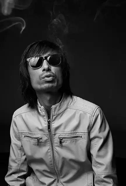 谢天笑我无法拥抱你,谢天笑消失在黑夜里