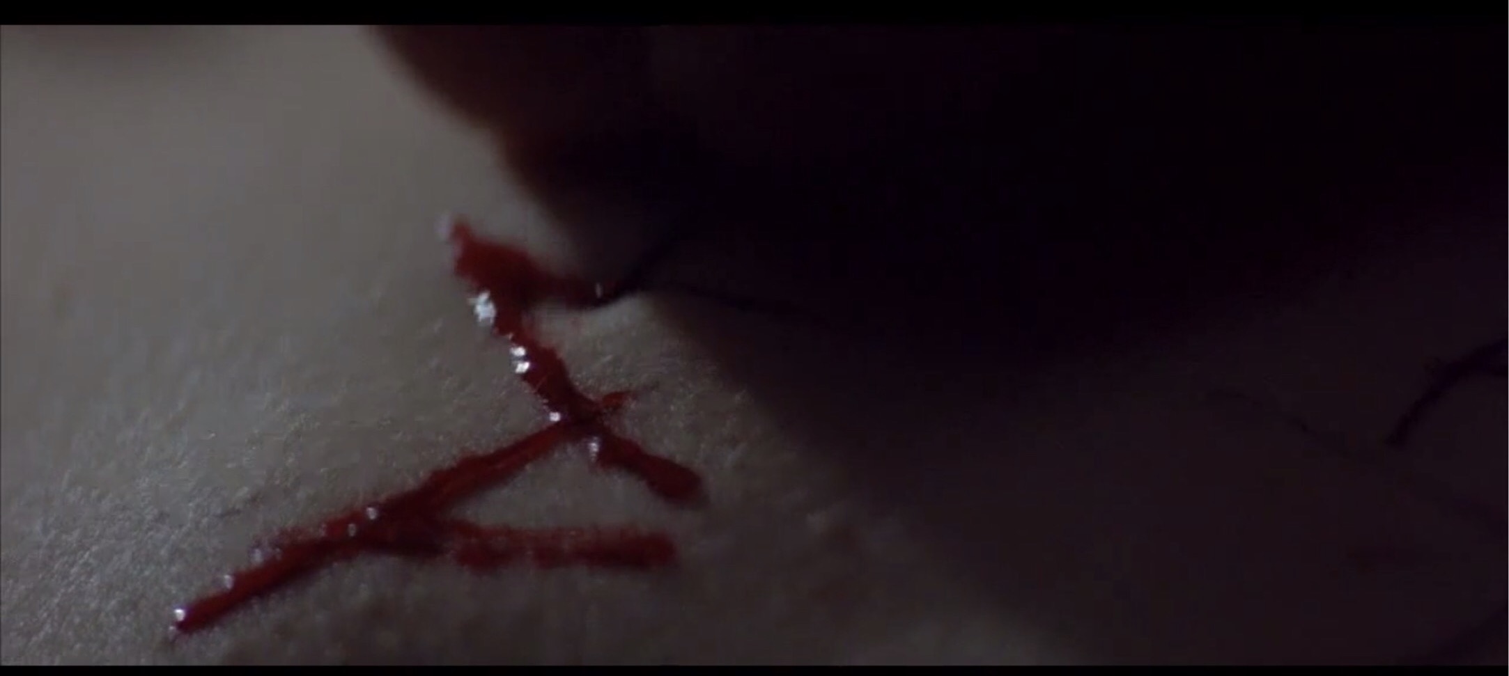 人性的丑恶在此刻一览无遗,人性是扭曲的不忍直视的