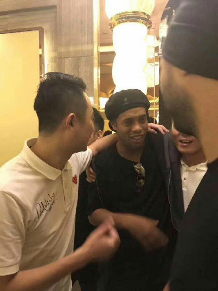 小罗早年给科比介绍17岁的梅西,小罗夸奖梅西科比