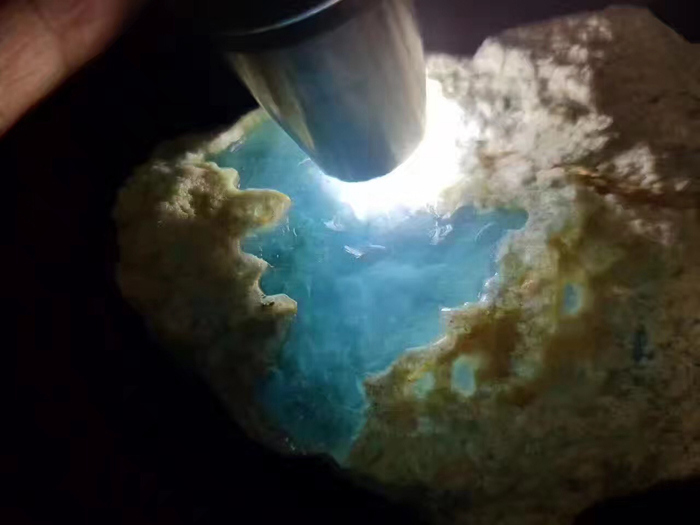 刚买来块5000的翡翠原石,开窗阳绿的翡翠原石能否时来运转