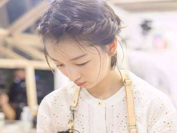 编发教程甜美麻花辫,冬天戴帽子编发教程简单好看