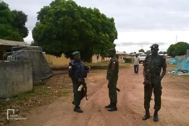 她单枪匹马从杭州出发，开着开着到了非洲腹地
