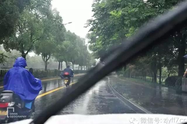 她单枪匹马从杭州出发，开着开着到了非洲腹地