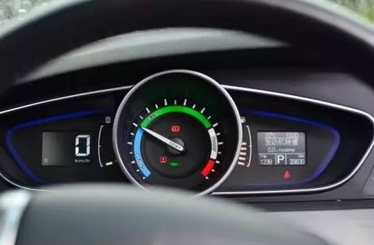 2017年荣威e550油电混合真实油耗,荣威e550真实情况