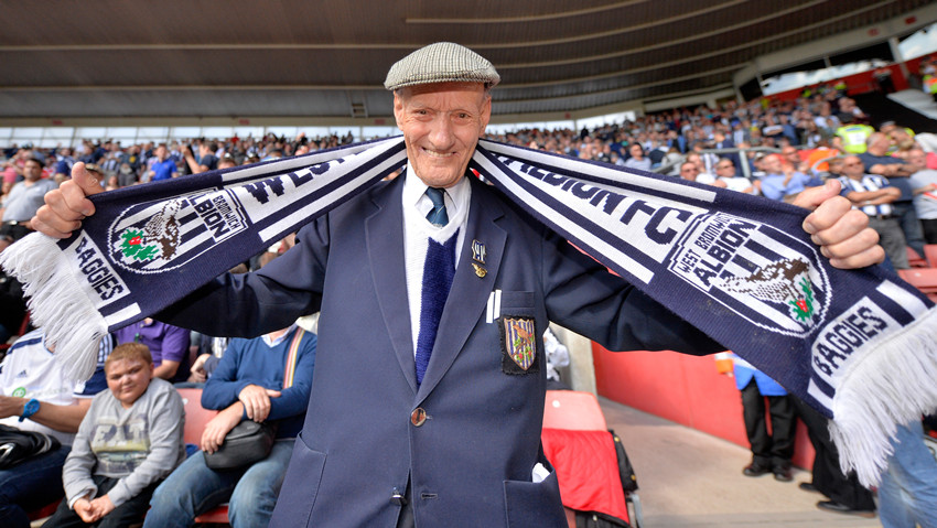 英超首轮爆满的山楂球场,空了一个座位