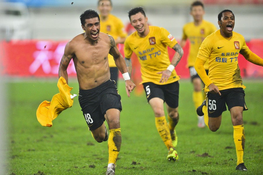 恒大保利尼奥对阵巴萨表现,保利尼奥来国安