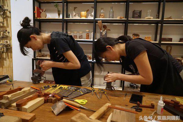 我们是谁？游客！我们做啥？木工！怎么做？打酱油！