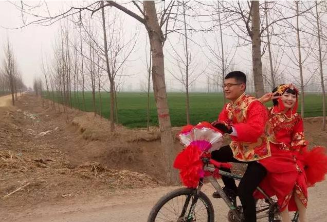 东阿小伙结婚,淮南小伙骑自行车接亲