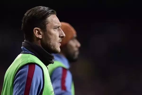 伯纳乌为伊涅斯塔起立鼓掌,34岁伯纳乌赛后接受列队致敬