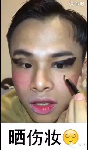 靠一只马克笔化妆为人间*物尤**！深扒网红艾克里里和他的娇喘助理！